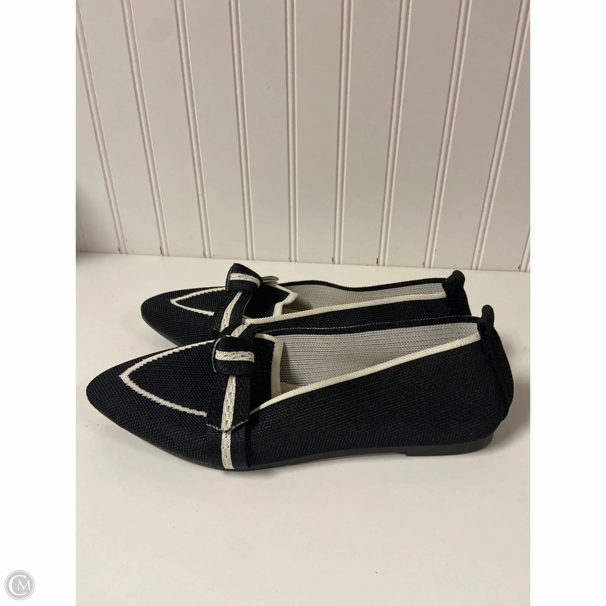 Shoes Flats By Clothes Mentor In Black & White, Size: 9